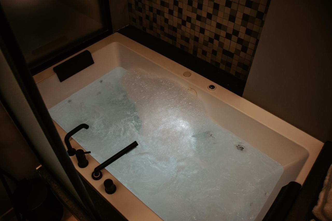 Dislocati Bnb - Jacuzzi Privata - Cucina - Tv60" - Minimal Luxury Marigliano Exterior photo