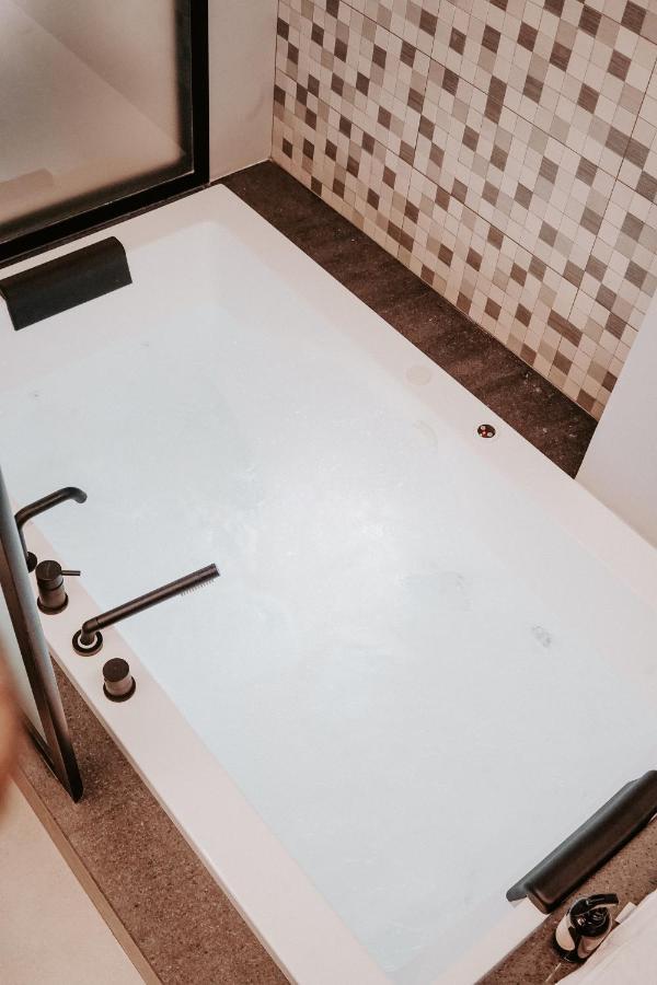 Dislocati Bnb - Jacuzzi Privata - Cucina - Tv60" - Minimal Luxury Marigliano Exterior photo
