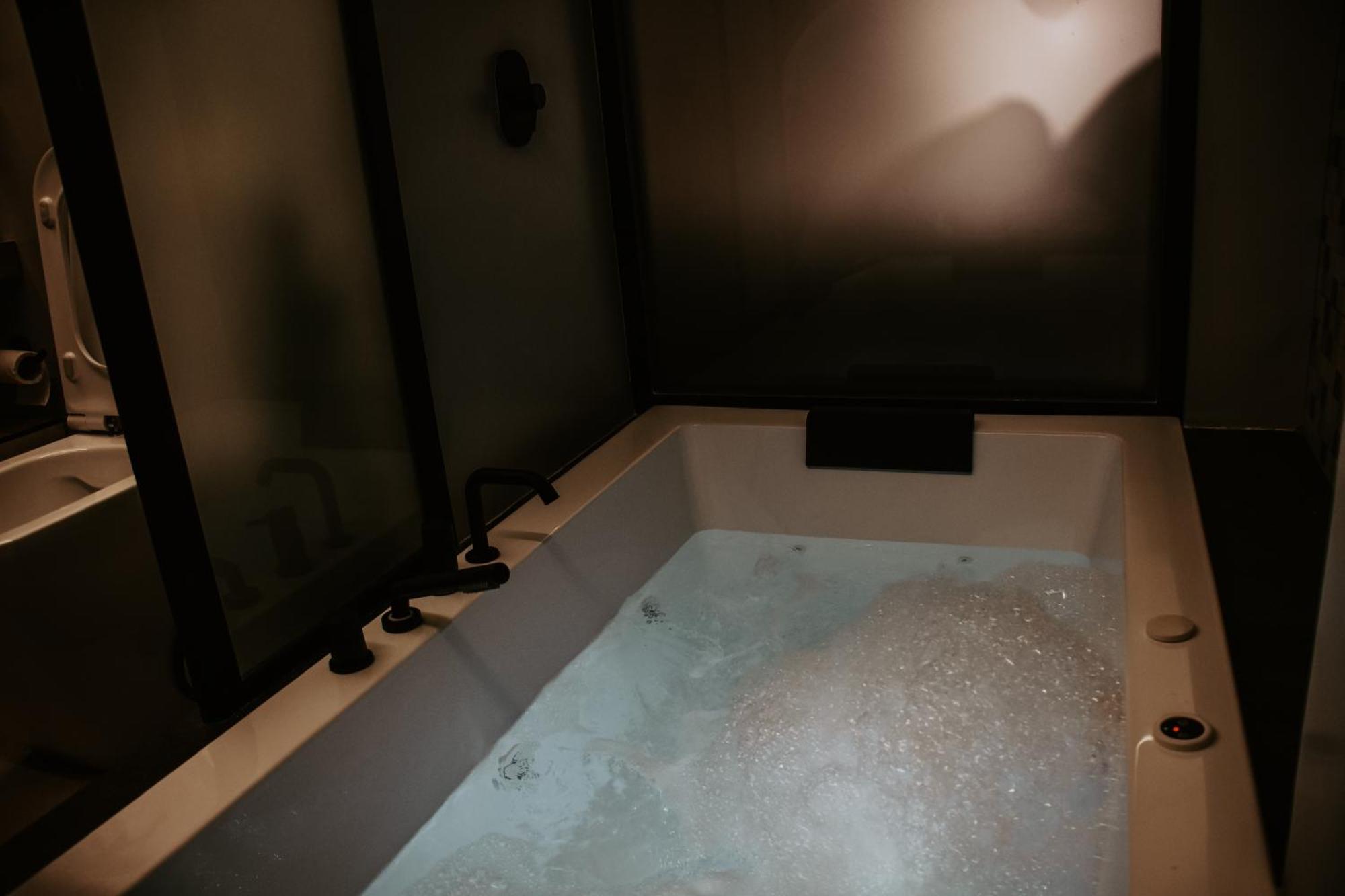 Dislocati Bnb - Jacuzzi Privata - Cucina - Tv60" - Minimal Luxury Marigliano Exterior photo
