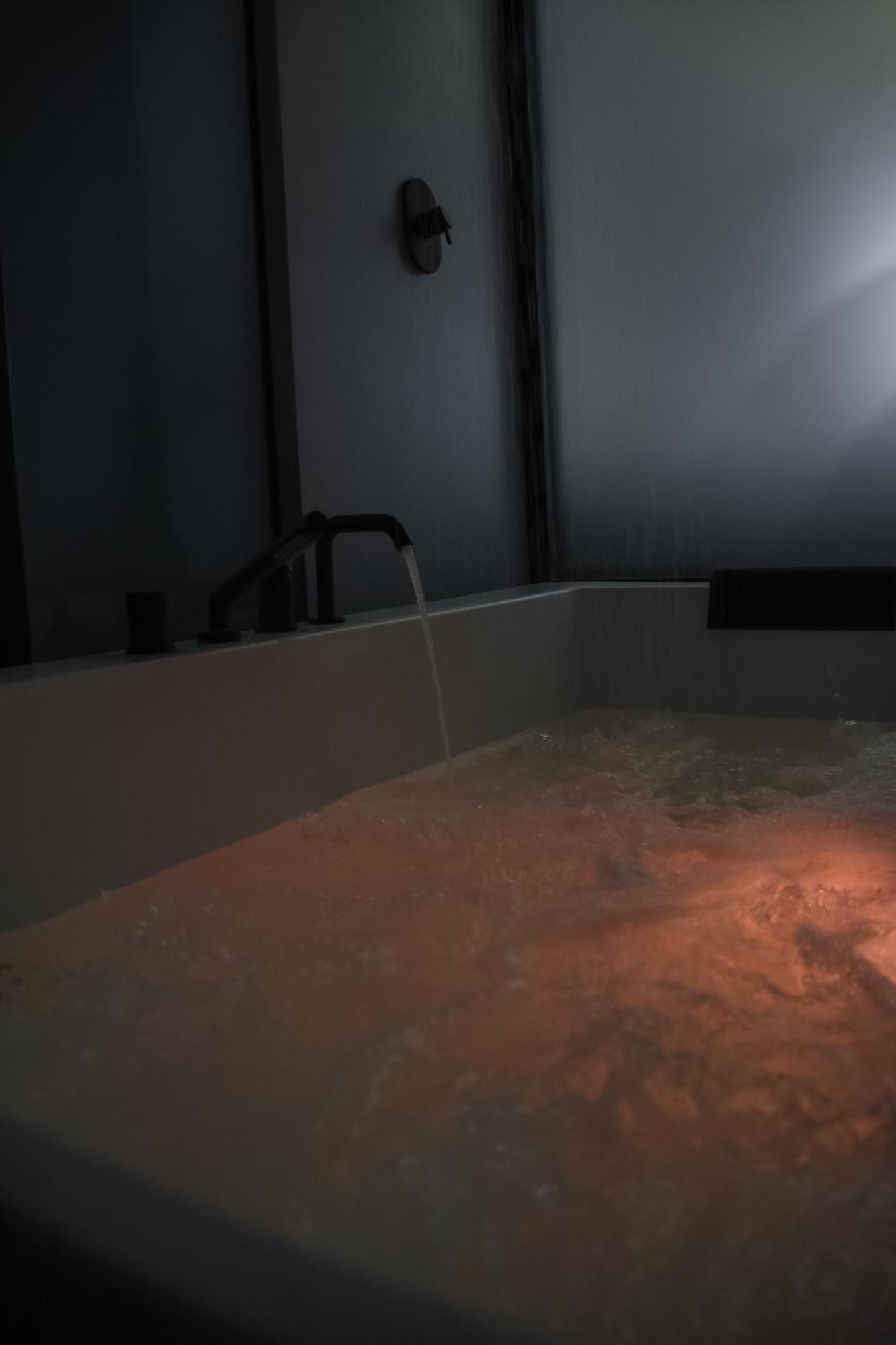 Dislocati Bnb - Jacuzzi Privata - Cucina - Tv60" - Minimal Luxury Marigliano Exterior photo